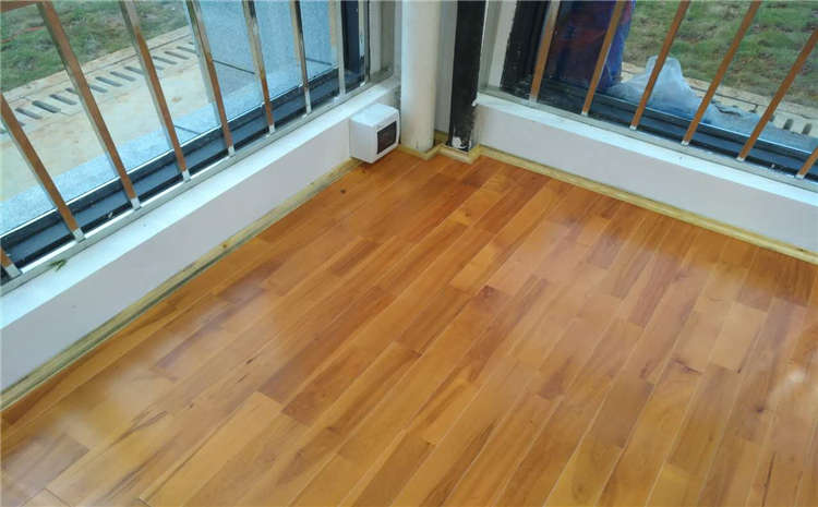 硬木企口風(fēng)雨操場運(yùn)動地板造價是的多少？