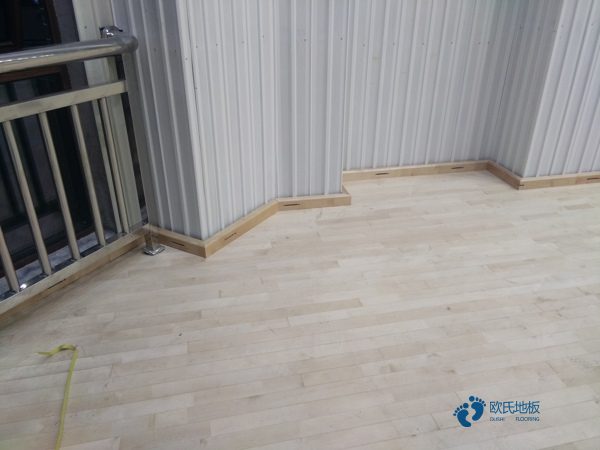 如何翻新羽毛球館運動木地板？
