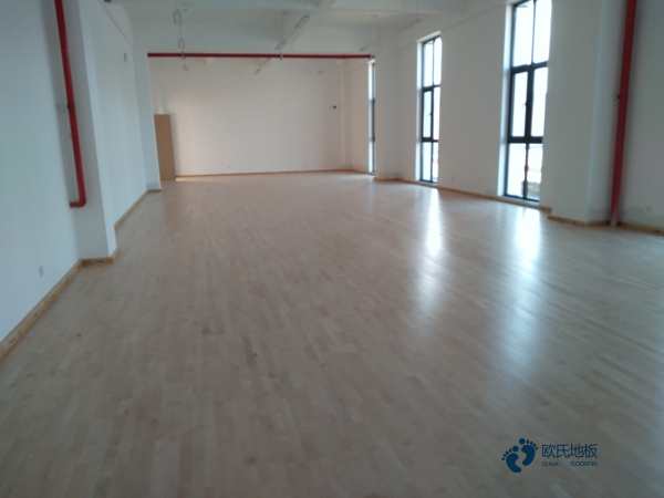 如何選擇籃球場(chǎng)橡膠木地板廠家？